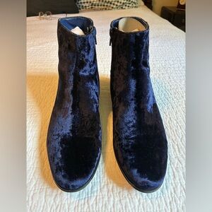 Elegant Velvet Ankle Boots in Navy